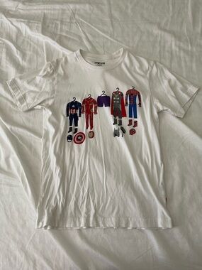 Uniqlo White Marvel Avengers Graphic T-Shirt size XS